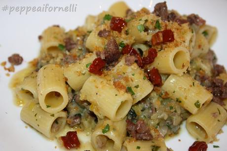 Mezze maniche con porro, salsiccia, pomodoro secco e crumble croccante di pane . Mezze maniche con porro, salsiccia, pomodoro secco e crumble croccante di pane .