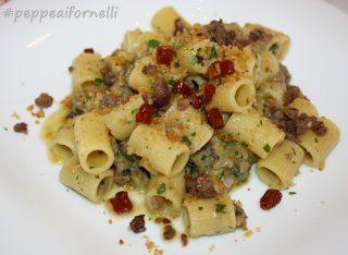 Mezze maniche con porro, salsiccia, pomodoro secco e crumble croccante di pane . Mezze maniche con porro, salsiccia, pomodoro secco e crumble croccante di pane .