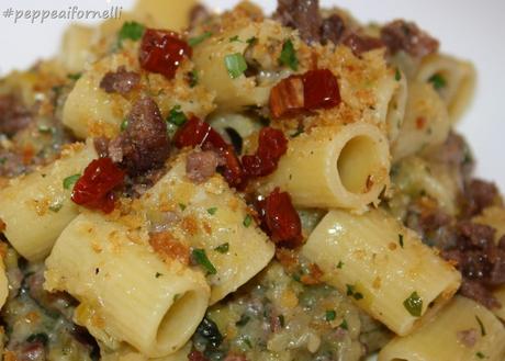 Mezze maniche con porro, salsiccia, pomodoro secco e crumble croccante di pane . Mezze maniche con porro, salsiccia, pomodoro secco e crumble croccante di pane .