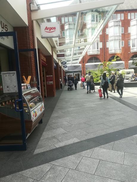 Ealing Broadway Shopping Centre, centro commerciale tranquillo ma fornito a Londra! Ealing Broadway Shopping Centre, centro commerciale tranquillo ma fornito a Londra!