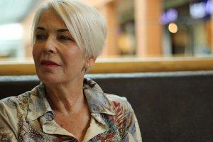 Perché le donne in menopausa non dovrebbero bere troppe bibite donna menopausa
