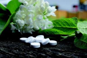 Chemioterapia ed effetti avversi: la Toscana finanzia studi sull'efficacia di omeopatia e agopuntura omeopatia