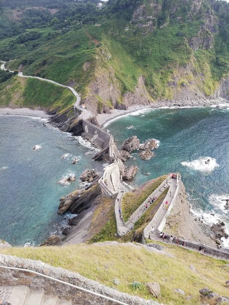 Gaztelugatxe e la scalinata vista oceano Gaztelugatxe e la scalinata vista oceano