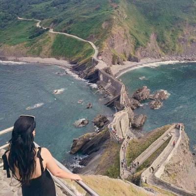 Gaztelugatxe e la scalinata vista oceano Gaztelugatxe e la scalinata vista oceano