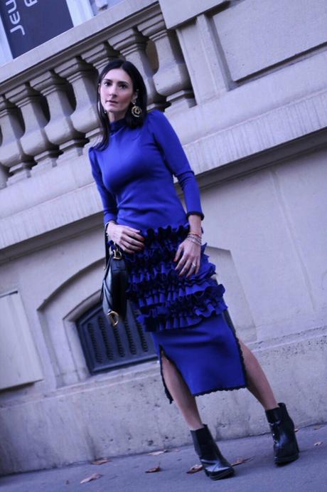 themorasmoothie paola buonacara, fashion, fashionblogger, italian fashion blogger, abito blu elettrico, pfw, parisfashionweek, streetstyle, defileaparis, loisminimal, fashionbloggeritaliana, come abbinare abito blu, outfit autunno, abito da occasioni, saddle bag dior, bag dior, bag dior