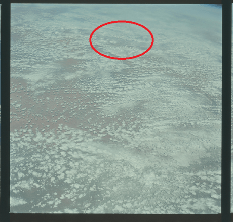 Oggetto triangolare sconosciuto in una foto della NASA durante la Missione Apollo 9 ? Oggetto triangolare sconosciuto in una foto della NASA durante la Missione Apollo 9 ?