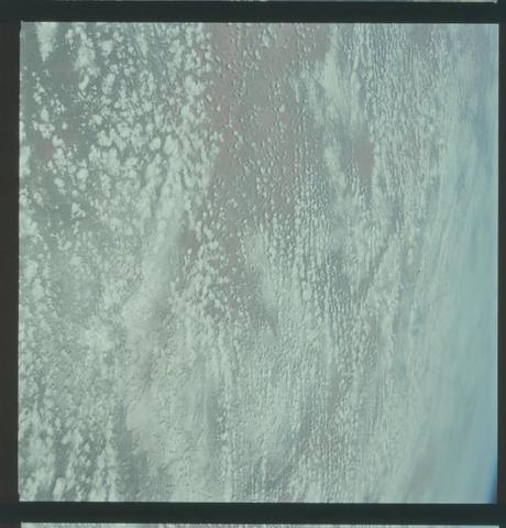 Oggetto triangolare sconosciuto in una foto della NASA durante la Missione Apollo 9 ? Oggetto triangolare sconosciuto in una foto della NASA durante la Missione Apollo 9 ?