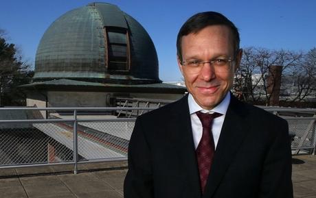 La vita sviluppatasi sulla Terra miliardi di anni fa può essere uscita dal sistema solare? Uomo che sorride con l'osservatorio in background.