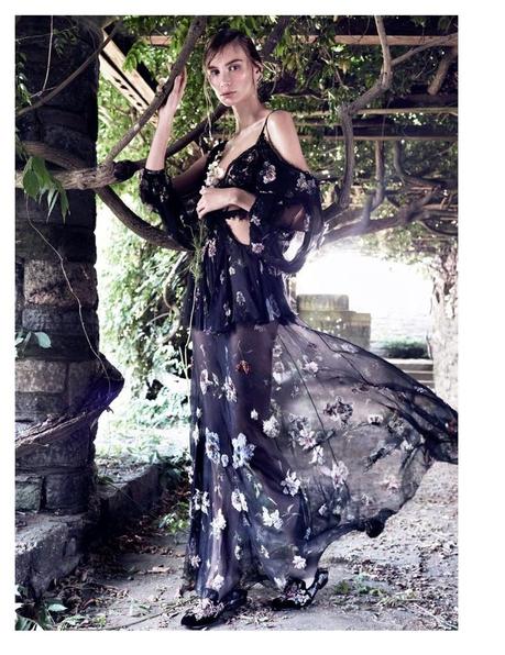 Fall Florals: The Dark Romance Trend For Fall 2019 Fall Florals: The Dark Romance Trend For Fall 2019