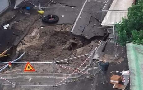 Maltempo, Via Ulderigo Masoni sprofonda in una voragine: zona evacuata Maltempo, Via Ulderigo Masoni sprofonda in una voragine: zona evacuata