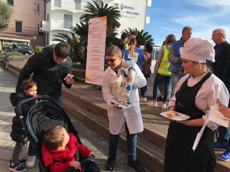 ALASSIO: IL ROBOTTINO NAO SOSTIENE LA CAUSA #UNAPIETRAPERLATORRE DI ITALIA NOSTRA ALASSIO: IL ROBOTTINO NAO SOSTIENE LA CAUSA #UNAPIETRAPERLATORRE DI ITALIA NOSTRA