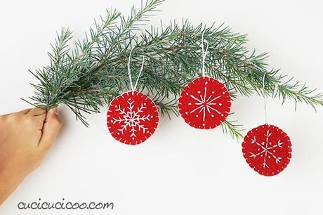 Decorazioni natalizie di feltro con ricamo e fiocchi di neve Belli questi addobbi di Natale! Schema di ricamo gratuito per realizzare decorazioni natalizie di feltro riciclato con fiocchi di neve ricamati. Perfetti per l’albero e ottima idea regalo! #natale #natalefaidate