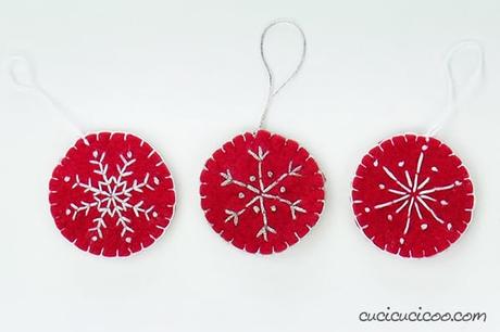 Decorazioni natalizie di feltro con ricamo e fiocchi di neve Belli questi addobbi di Natale! Schema di ricamo gratuito per realizzare decorazioni natalizie di feltro riciclato con fiocchi di neve ricamati. Perfetti per l’albero e ottima idea regalo! #natale #natalefaidate