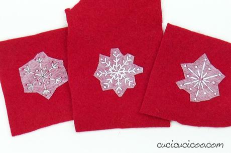 Decorazioni natalizie di feltro con ricamo e fiocchi di neve Belli questi addobbi di Natale! Schema di ricamo gratuito per realizzare decorazioni natalizie di feltro riciclato con fiocchi di neve ricamati. Perfetti per l’albero e ottima idea regalo! #natale #natalefaidate