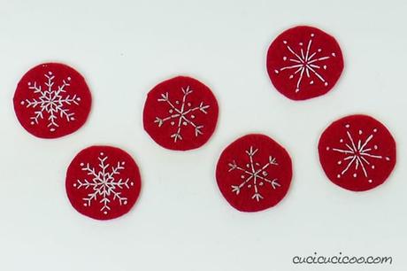 Decorazioni natalizie di feltro con ricamo e fiocchi di neve Belli questi addobbi di Natale! Schema di ricamo gratuito per realizzare decorazioni natalizie di feltro riciclato con fiocchi di neve ricamati. Perfetti per l’albero e ottima idea regalo! #natale #natalefaidate
