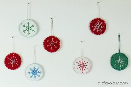 Decorazioni natalizie di feltro con ricamo e fiocchi di neve Belli questi addobbi di Natale! Schema di ricamo gratuito per realizzare decorazioni natalizie di feltro riciclato con fiocchi di neve ricamati. Perfetti per l’albero e ottima idea regalo! #natale #natalefaidate