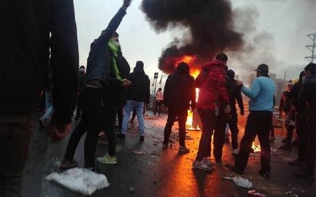 VIDEO. Iran, Centinaia di morti per proteste ma lo Stato blocca internet VIDEO. Iran, Centinaia di morti per proteste ma lo Stato blocca internet