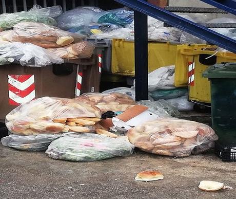Spreco in un supermercato napoletano: interi sacchi di pane fresco nella spazzatura Spreco in un supermercato napoletano: interi sacchi di pane fresco nella spazzatura