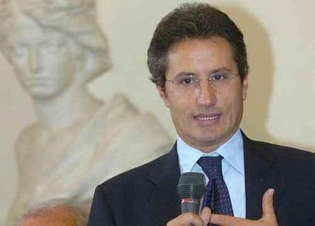 Aggredito il presidente della Regione Campania, Caldoro . (Video)