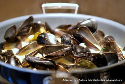 I frutti di mare: Cozze ( muscoli ) e gamberi con latte di cocco al curry e zenzero