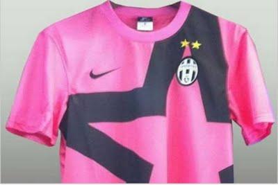 La maglia della Juventus 2012: i bianconeri presentano la nuova divisa