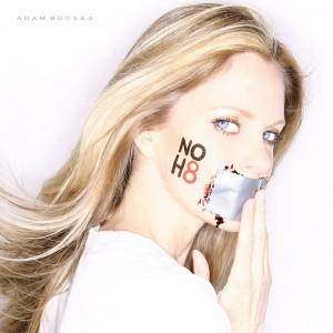 Kristin Bauer sostiene la campagna “NOH8″