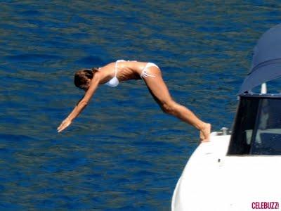 Elisabetta Canalis sullo yacht ad Amalfi con l'ex compagno Angelo Vita sembra rinata