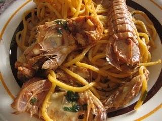 Spaghetti alla chitarra con canocchie e pesce alla griglia