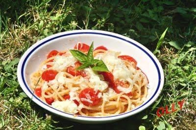 spaghetti con pomodori pachino e toma piemontese