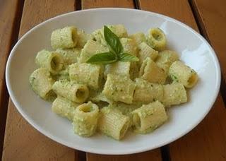 Primi piatti per bambini: rigatoni al pesto di zucchine