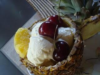 Ananas con gelato e frutta