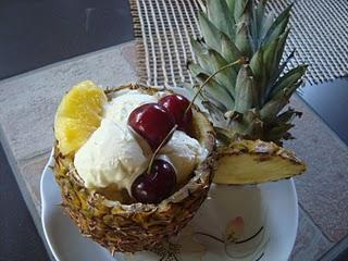 Ananas con gelato e frutta