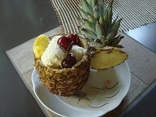 Ananas con gelato e frutta