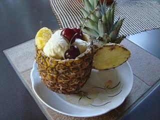 Ananas con gelato e frutta