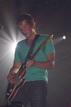 http://upload.wikimedia.org/wikipedia/commons/thumb/9/98/Arctic_Monkeys_%40_Roseland.jpg/233px-Arctic_Monkeys_%40_Roseland.jpg