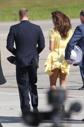 Kate Middleton e il colpo di vento che lascia intravedere il sedere