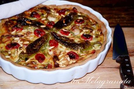 Quiche ai friggitelli caramellati, cipollotti e pomodorini confit.