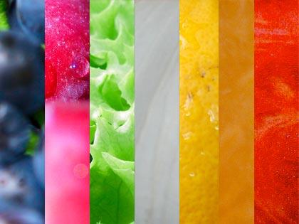 Blu, viola, verde, bianco, giallo, arancione e rosso: con frutta e verdura la salute è multicolore