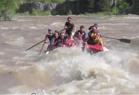 Gerard Piquè e Shakira fanno rafting ma qualcosa va storto.