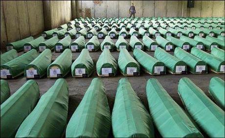 11 luglio 1995: a Srebrenica  8.372 civili massacrati