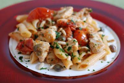 La pasta: penne rigate con pesce spada, pinoli tostati, pomodorini e olive taggiasche