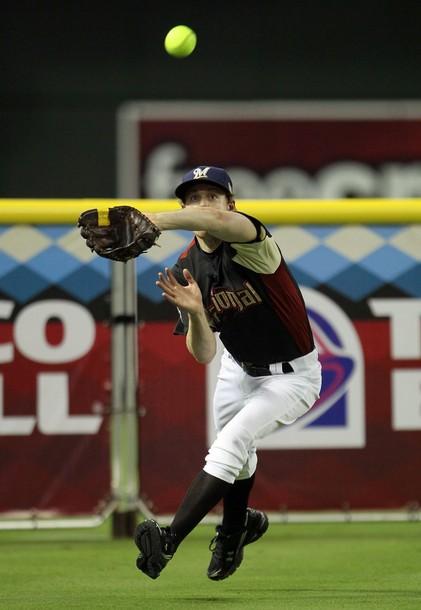 Glee: Chord Overstreet gioca a softball ma il suo pacco non è lì