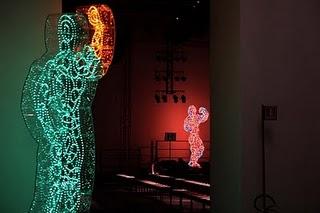 Sculture Luminose in Passerella di Vivienne Westwood _ Marco Lodola