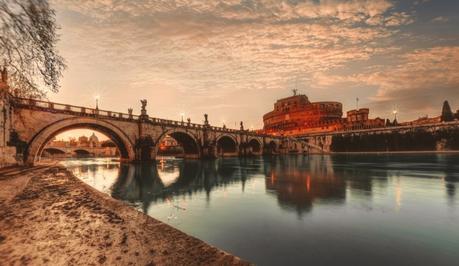 La magia del lungotevere al tramonto La magia del lungotevere al tramonto