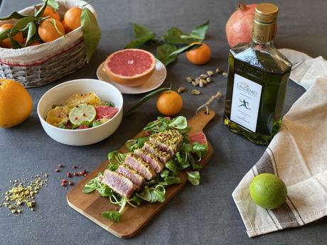 Tonno tataki ai pistacchi con insalatina di agrumi al Laudemio Frescobaldi Tonno tataki ai pistacchi con insalatina di agrumi al Laudemio Frescobaldi