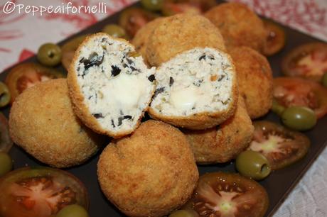 Crocchette di pollo con olive e cuore morbido al formaggio. Crocchette di pollo con olive e cuore morbido al formaggio.