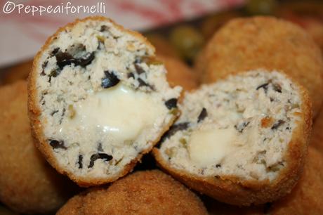 Crocchette di pollo con olive e cuore morbido al formaggio. Crocchette di pollo con olive e cuore morbido al formaggio.