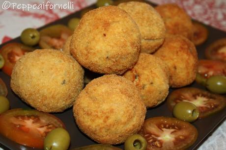 Crocchette di pollo con olive e cuore morbido al formaggio. Crocchette di pollo con olive e cuore morbido al formaggio.