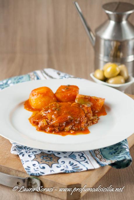 Pesce stocco a Ghiotta sulla tavola di Natale Il pesce stocco a ghiotta alla messinese