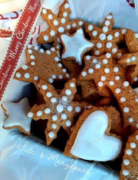 BISCOTTI AL MIELE E ZENZERO BISCOTTI AL MIELE E ZENZERO